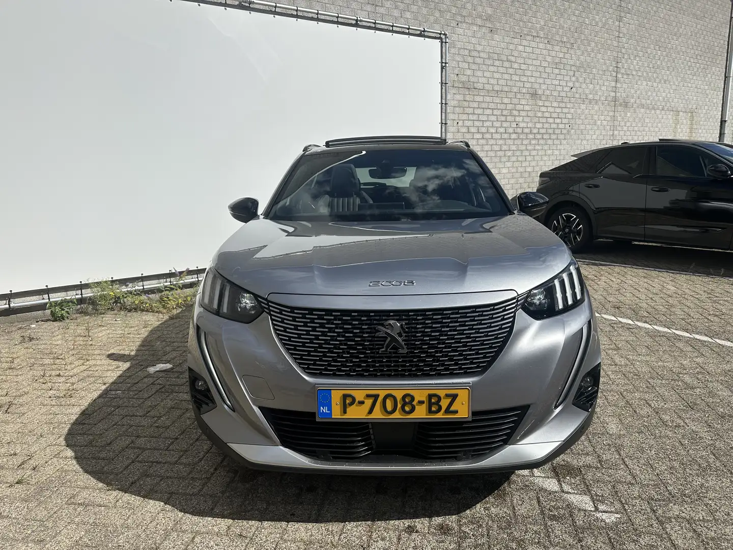 Peugeot e-2008 EV GT Pack 50 kWh 3-Fase | Achterbank in delen nee Gris - 2