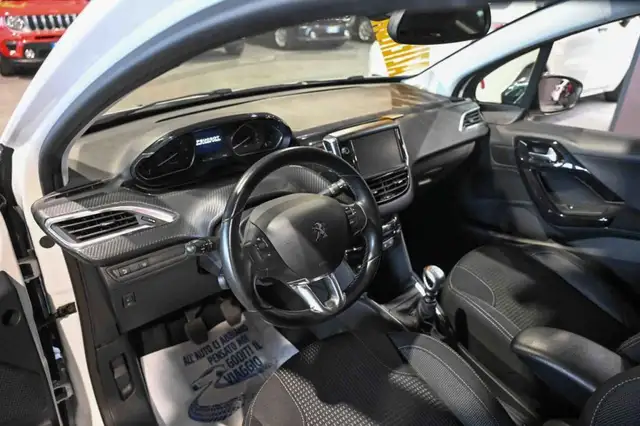 Peugeot 208 view 12