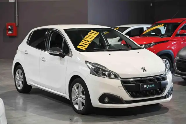 Peugeot 208 view 3