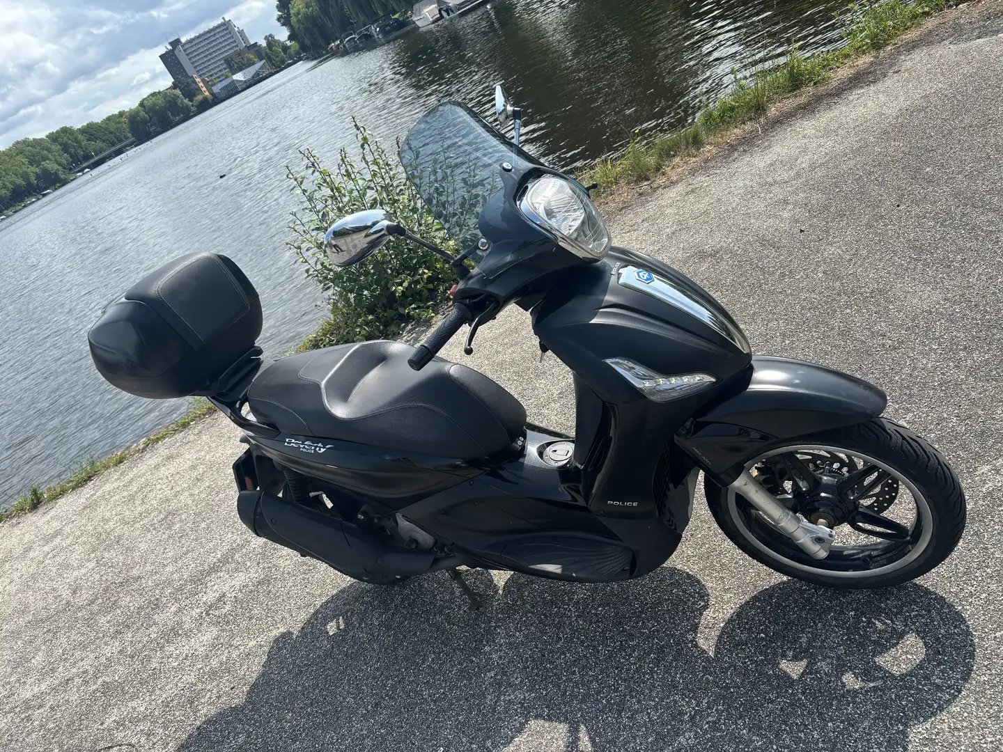 Piaggio Beverly 350 Police Zwart - 2