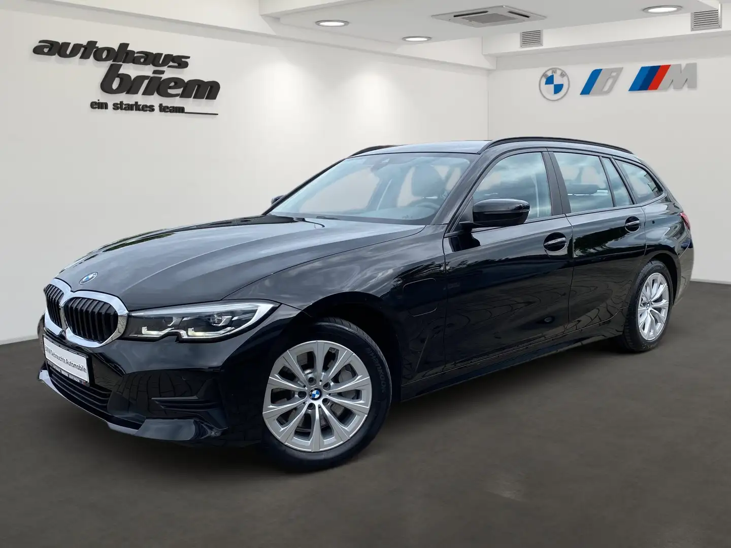 BMW 330 e Touring, Advantage, HYBRID crna - 1