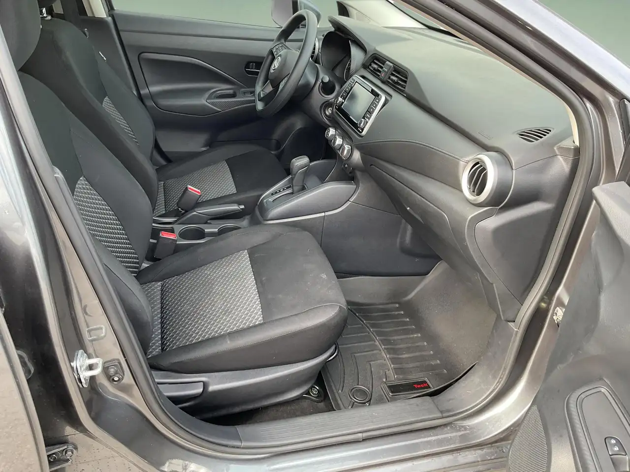 Nissan Versa снимка Nissan Versa