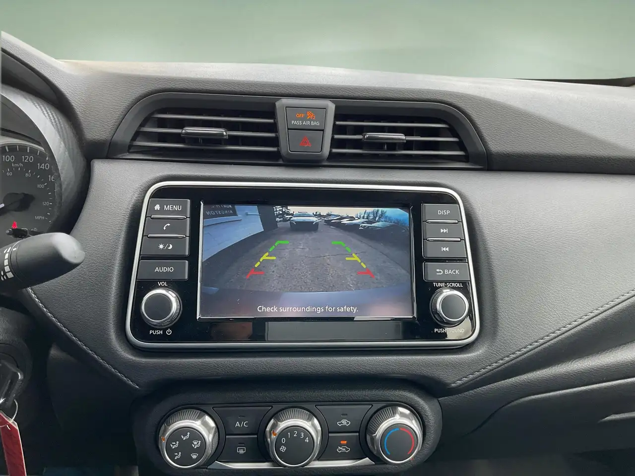 Nissan Versa снимка Nissan Versa