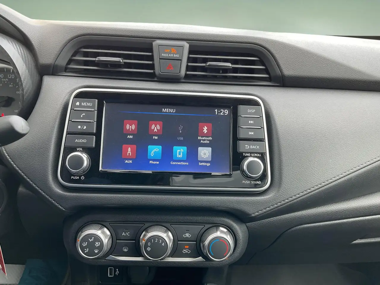 Nissan Versa снимка Nissan Versa