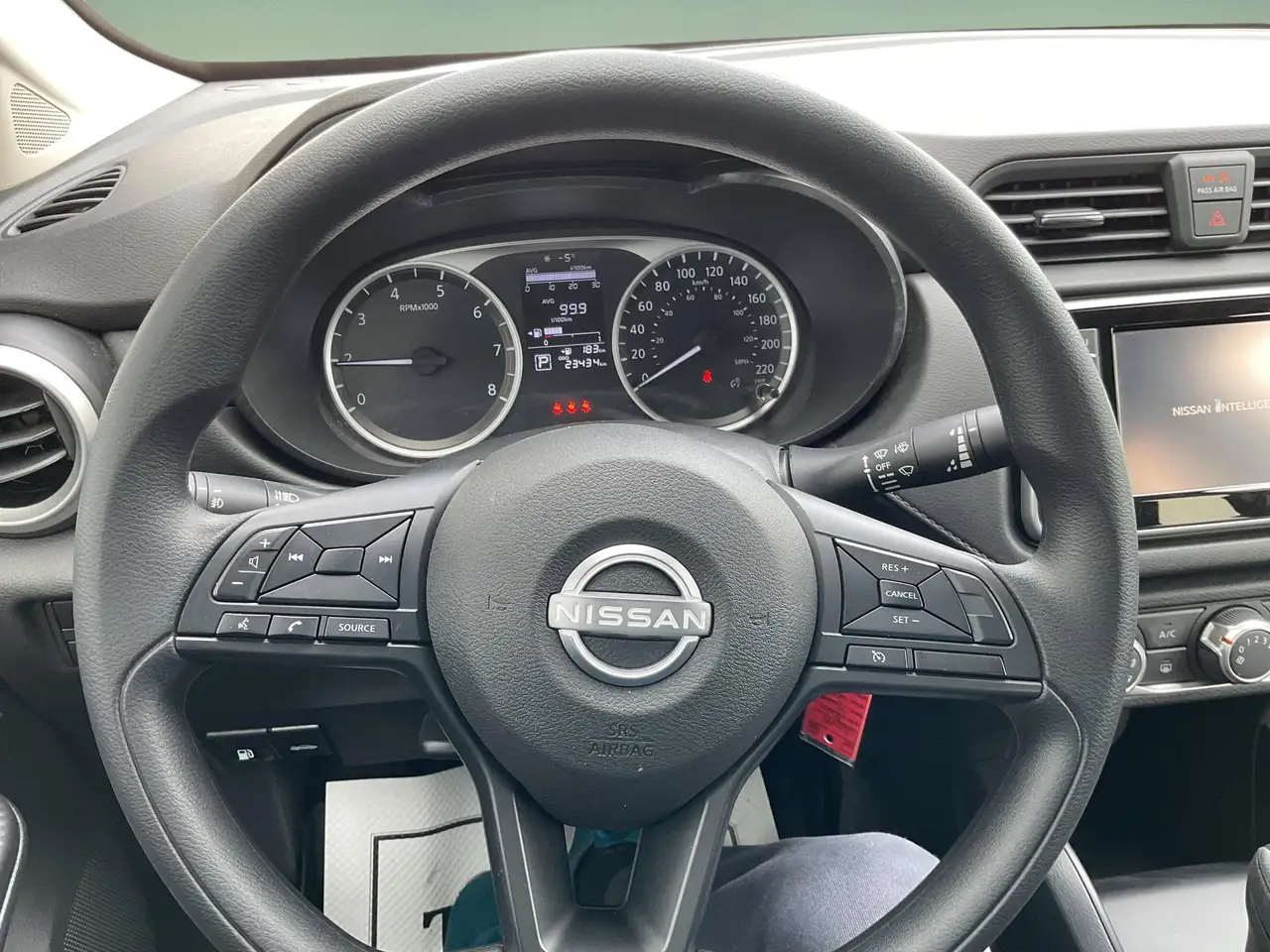 Nissan Versa снимка Nissan Versa