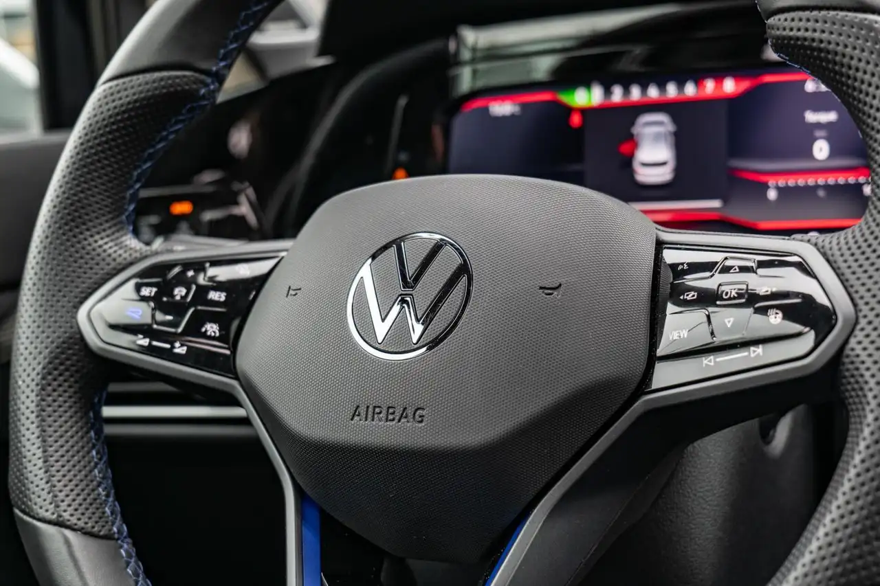 Volkswagen Golf R снимка Volkswagen Golf R