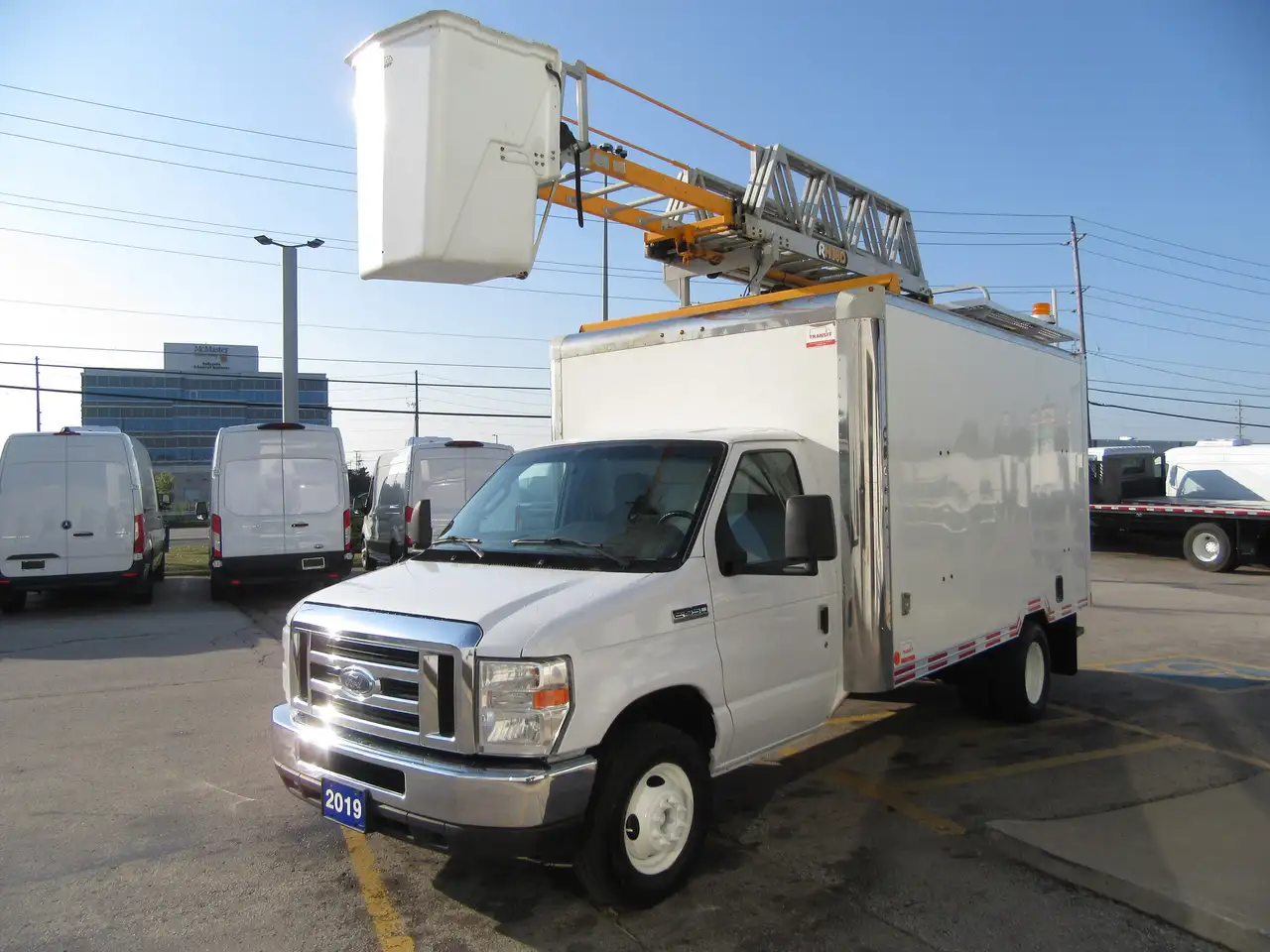 Ford E-450 Super Duty DRW снимка Ford E-450 Super Duty DRW