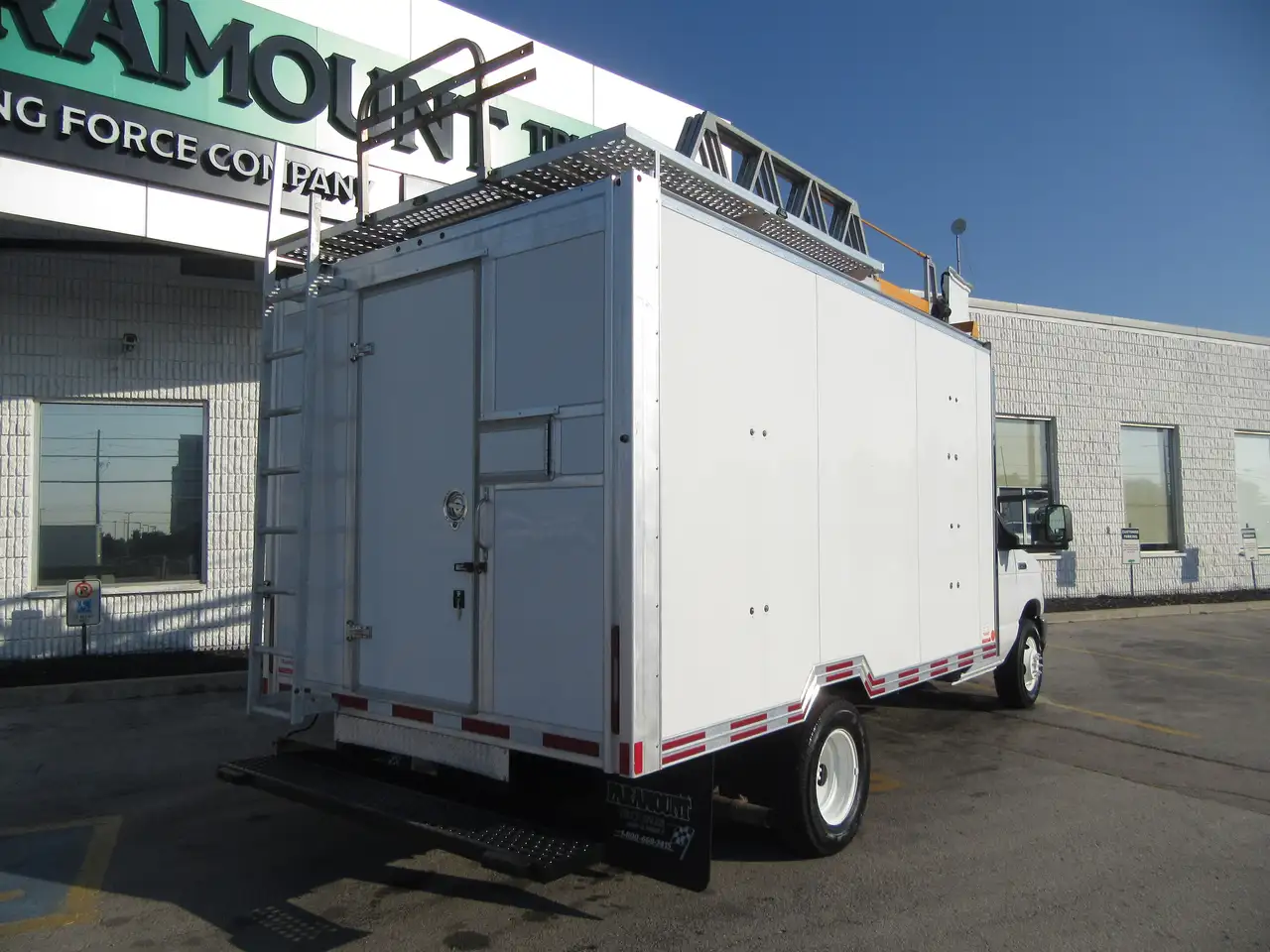 Ford E-450 Super Duty DRW снимка Ford E-450 Super Duty DRW