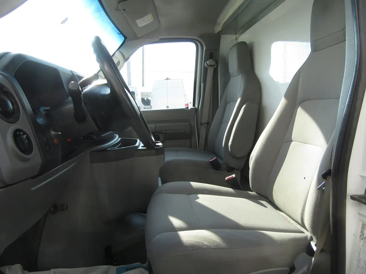 Ford E-450 Super Duty DRW снимка Ford E-450 Super Duty DRW