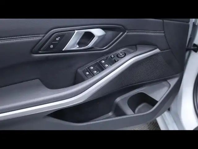 BMW 3 Series view 24