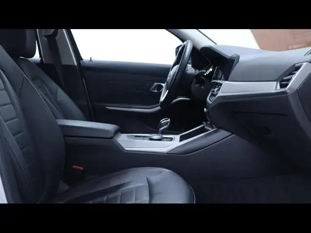 BMW 3 Series view 11