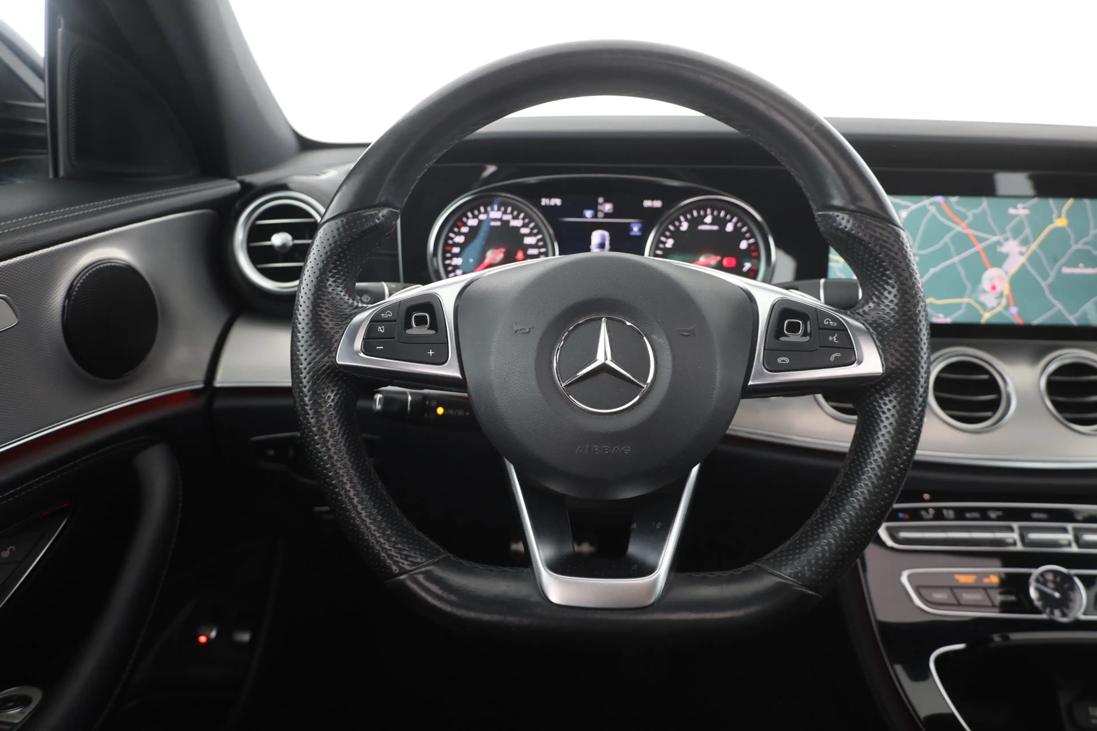 Mercedes-Benz E 200 E200 T AMG Line LED Navi Sitzheizung Kamera AHK — photo 14