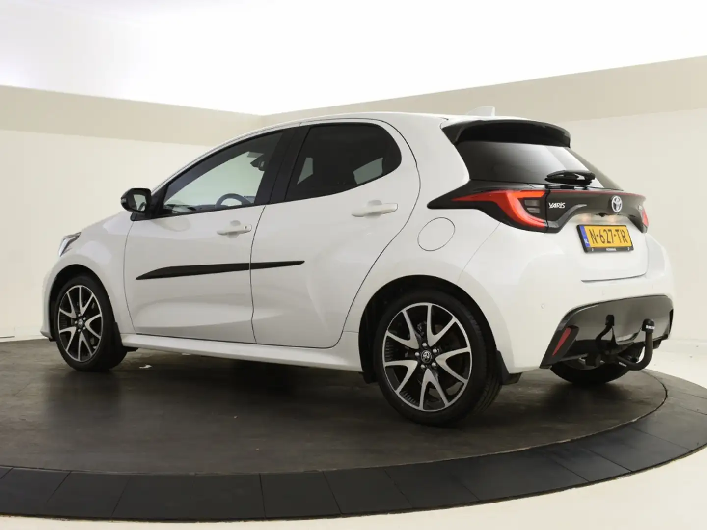 Toyota Yaris 1.5 Hybrid Executive | Panoramadak | Trekhaak | JB Blanc - 2