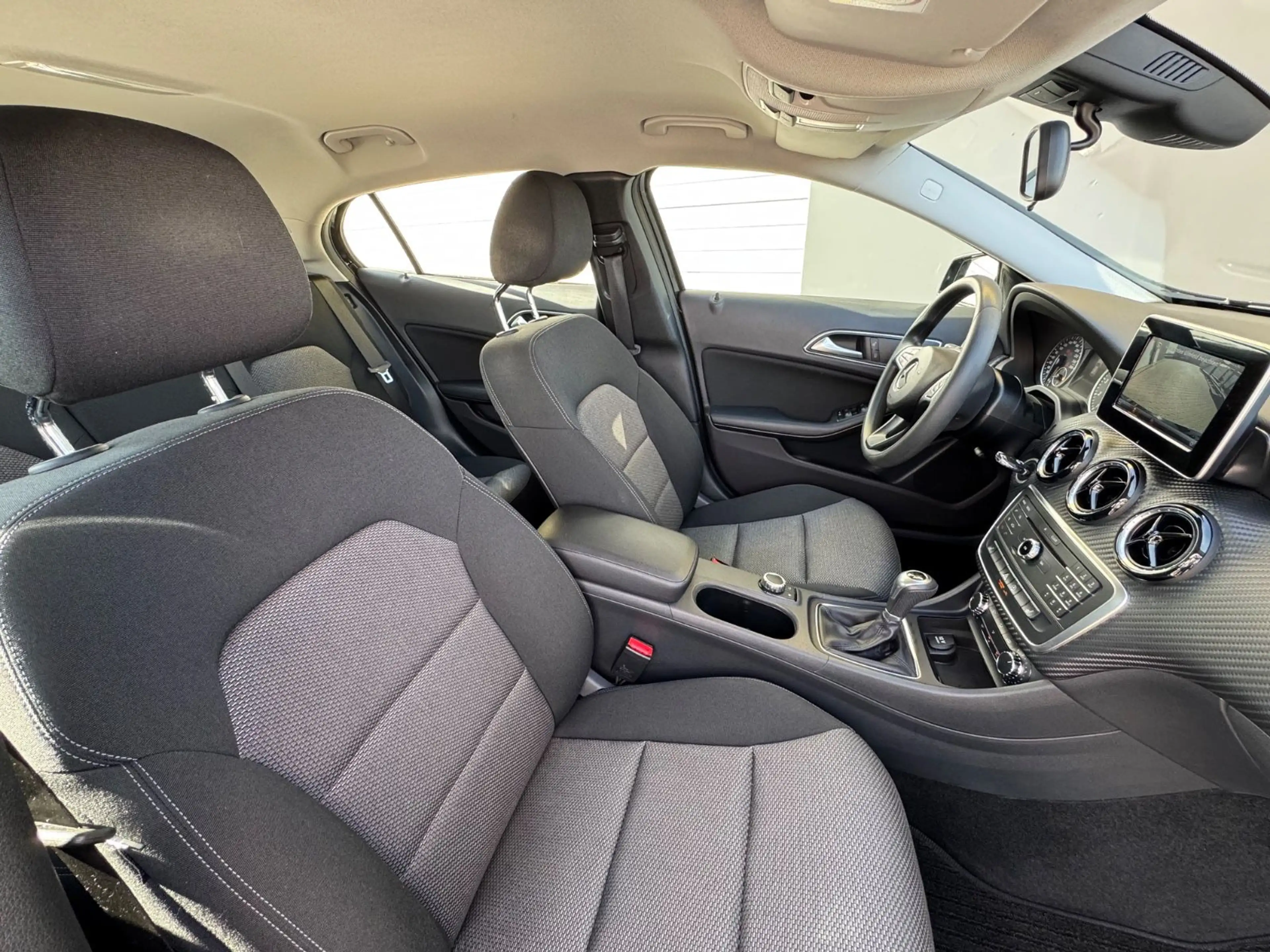 Mercedes-Benz GLA 180 Style 2.Hand/SHZ/MFL/KAMERA/Garantie — photo 9