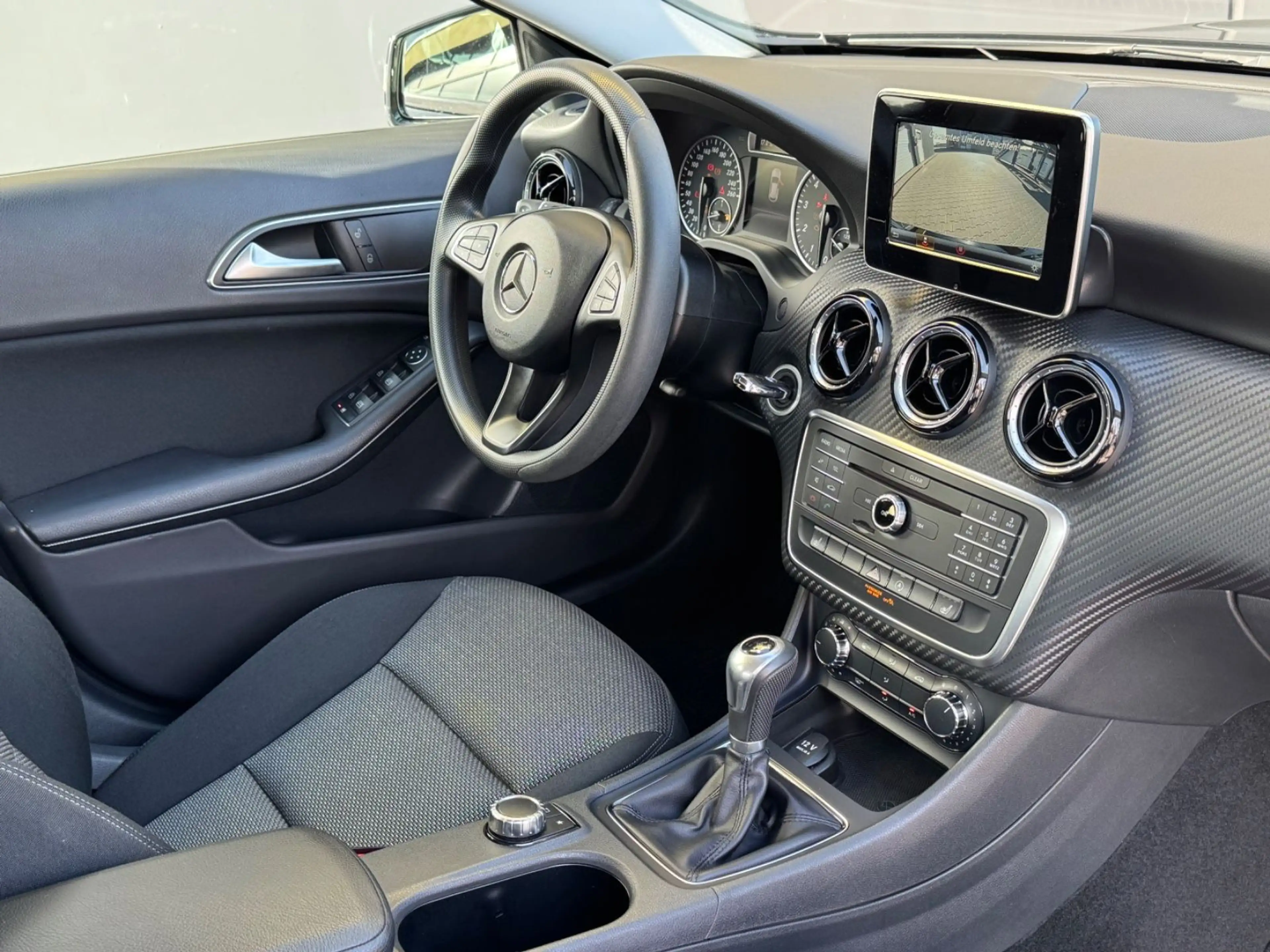 Mercedes-Benz GLA 180 Style 2.Hand/SHZ/MFL/KAMERA/Garantie — photo 11