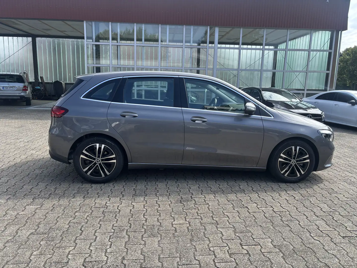 Mercedes-Benz B 180 7G-DCT Progressive Anhängervorrichtung Winter-P Grau - 1