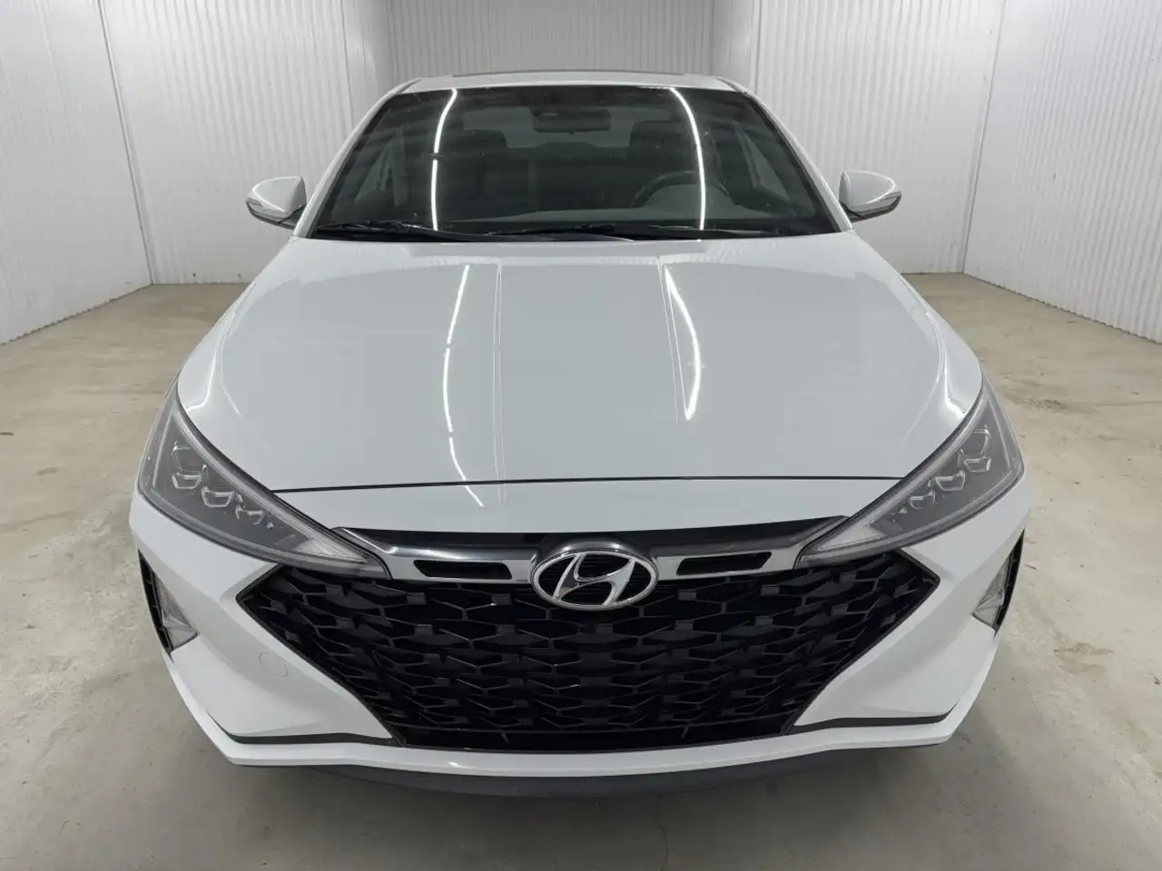 Hyundai ELANTRA photo Hyundai ELANTRA