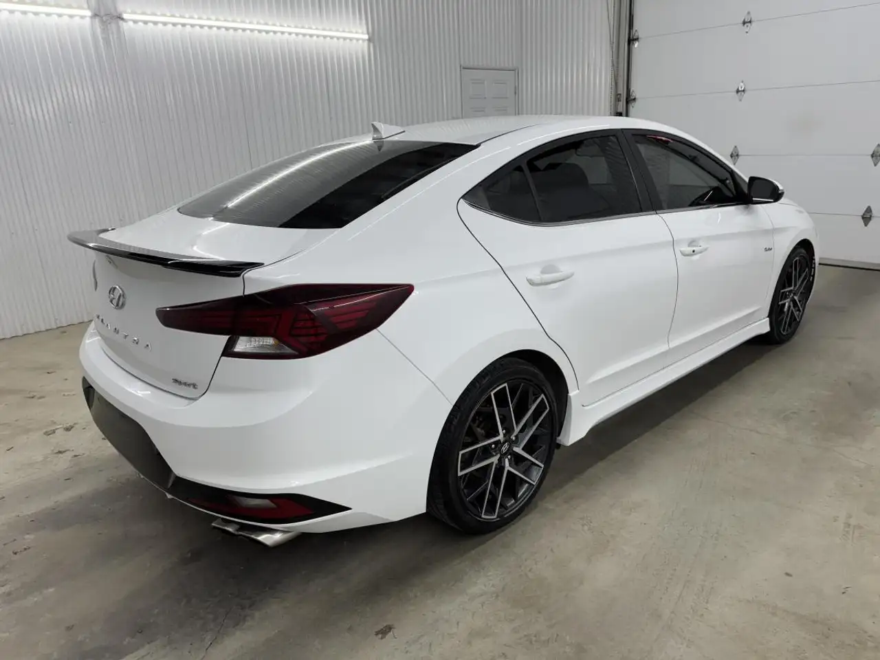 Hyundai ELANTRA photo Hyundai ELANTRA