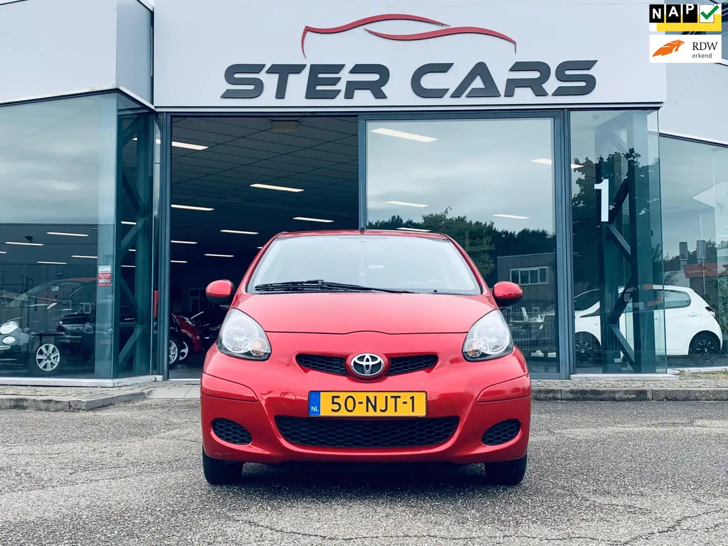 Toyota Aygo 1.0-12V Aspiration Red, Airco, 5 Deurs, NAP, Nieuw Rood - 1