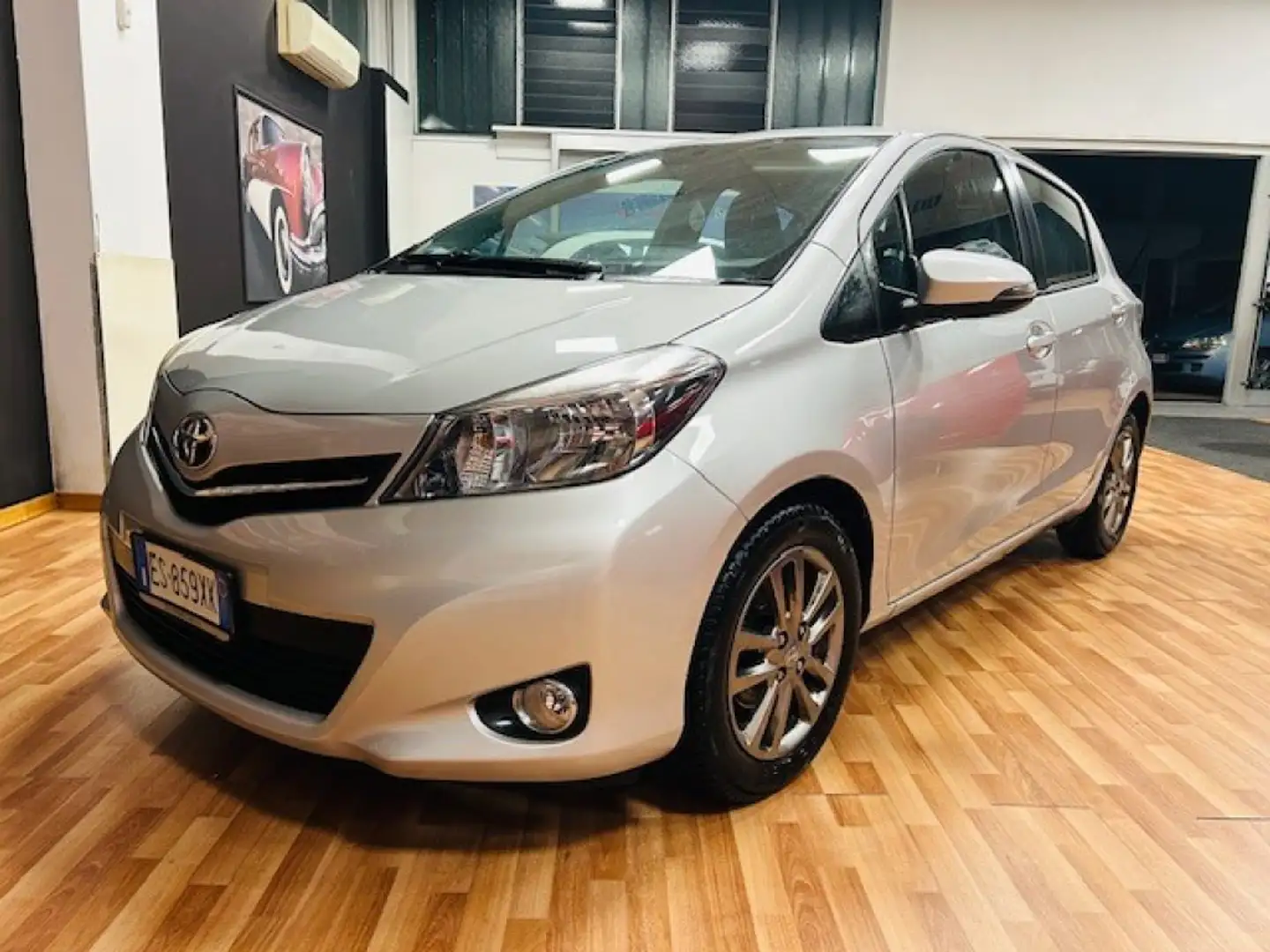 Toyota Yaris 1.0 1.0 VVT-i 5 porte Active Certificta 1 Prop Plateado - 2