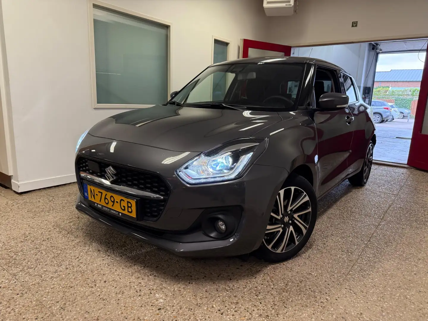 Suzuki Swift 1.2 Style Smart Hybrid Automaat | Navi | NL | Carp Gris - 2