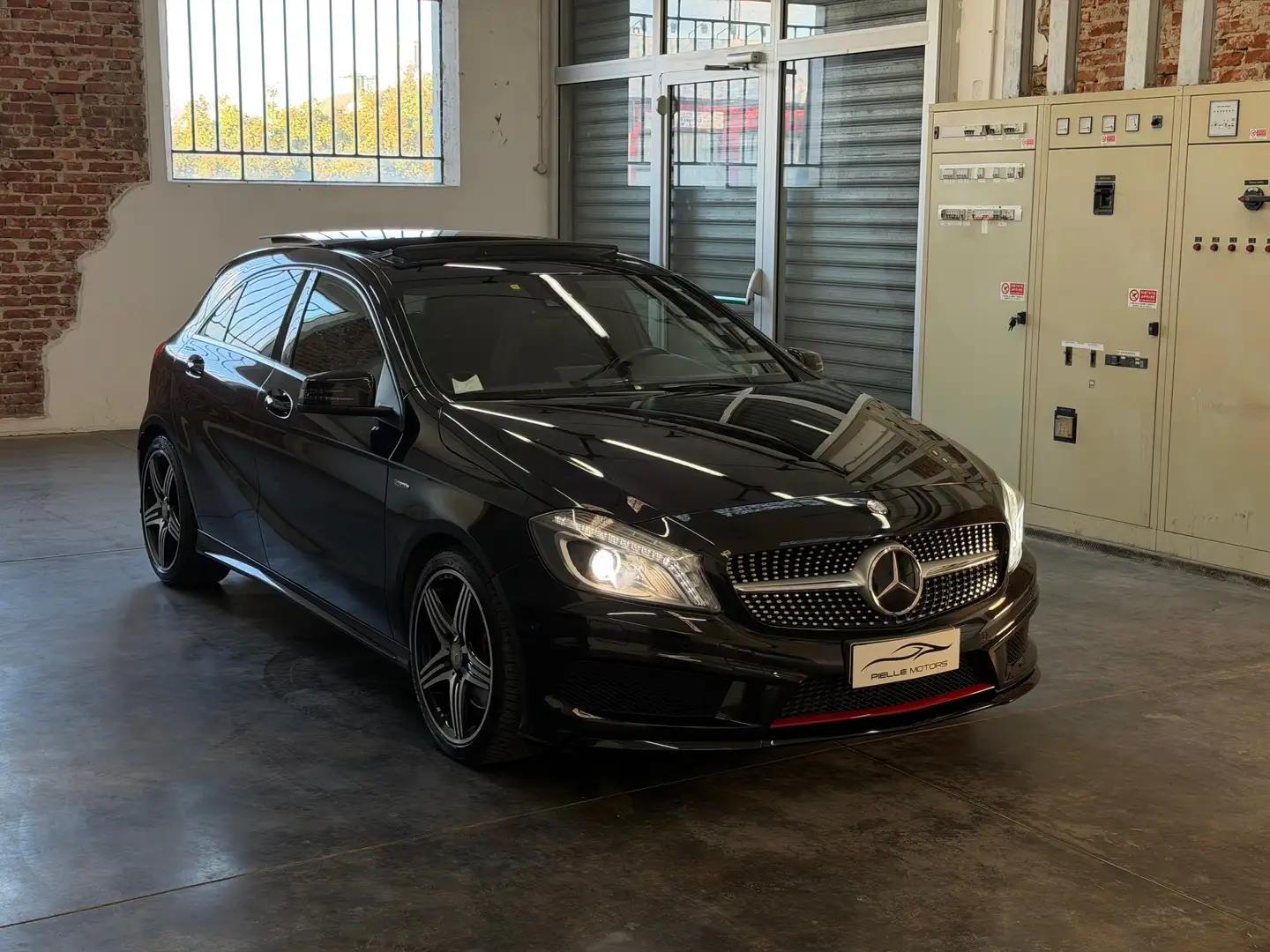 Mercedes-Benz A 250 Sport auto E6 *AMG / LED / TETTO / TAGLIANDI* Negro - 2