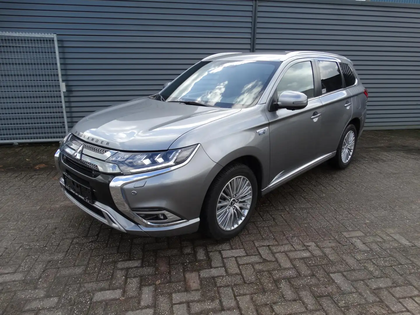 Mitsubishi Outlander 2.4 PHEV Instyle / Spirit + - 1