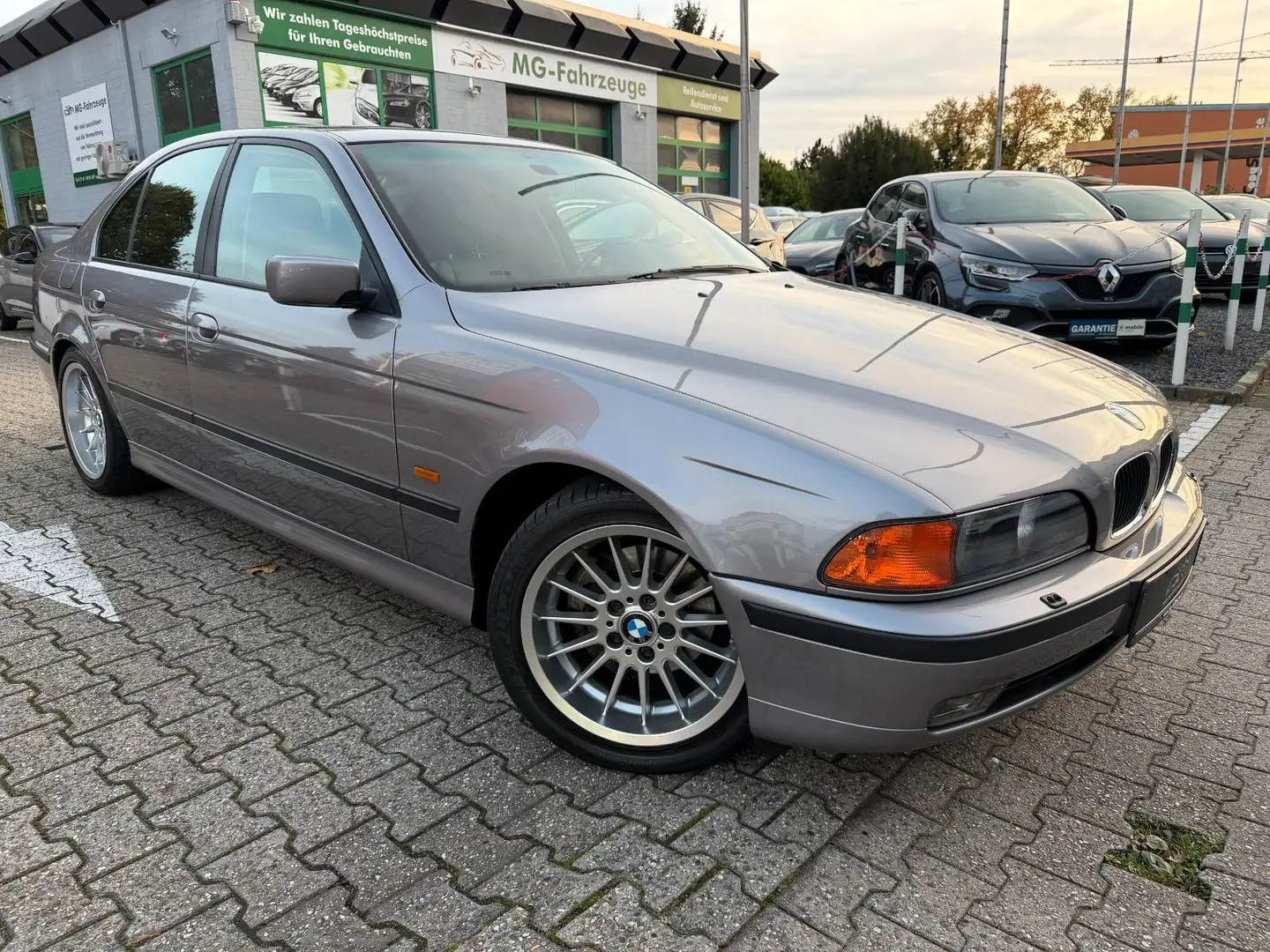 BMW 528 i TRAUMZUSTAND NUR 112.000 KM LEDER 5-GANG Grau - 2
