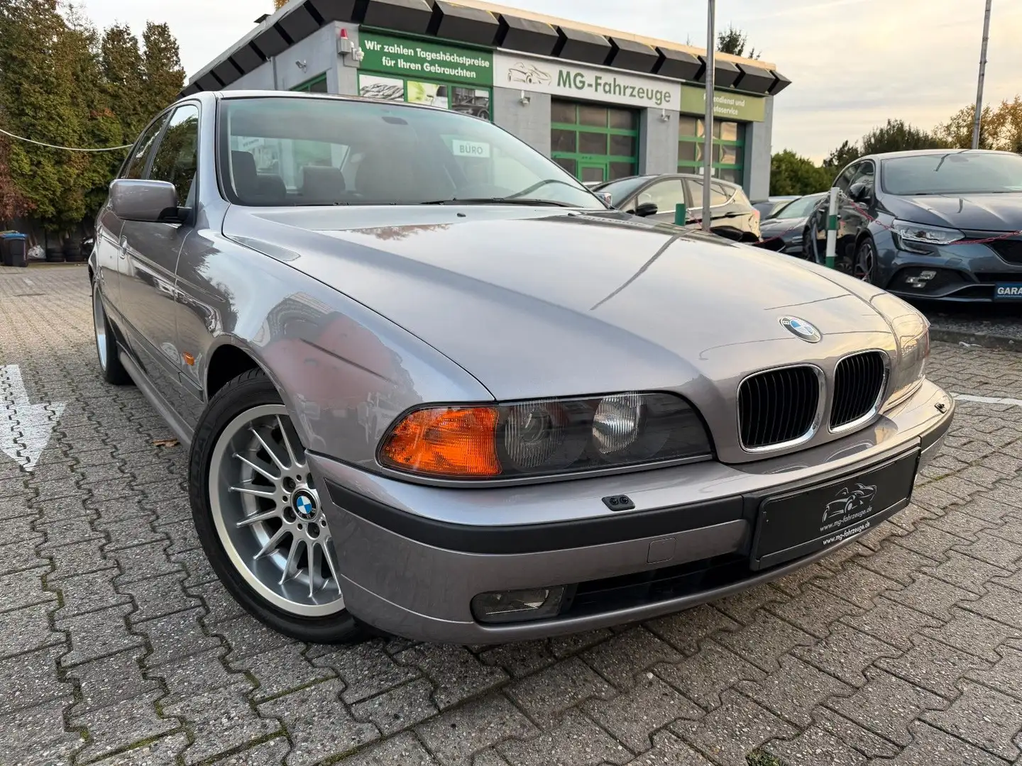 BMW 528 i TRAUMZUSTAND NUR 112.000 KM LEDER 5-GANG Grau - 1