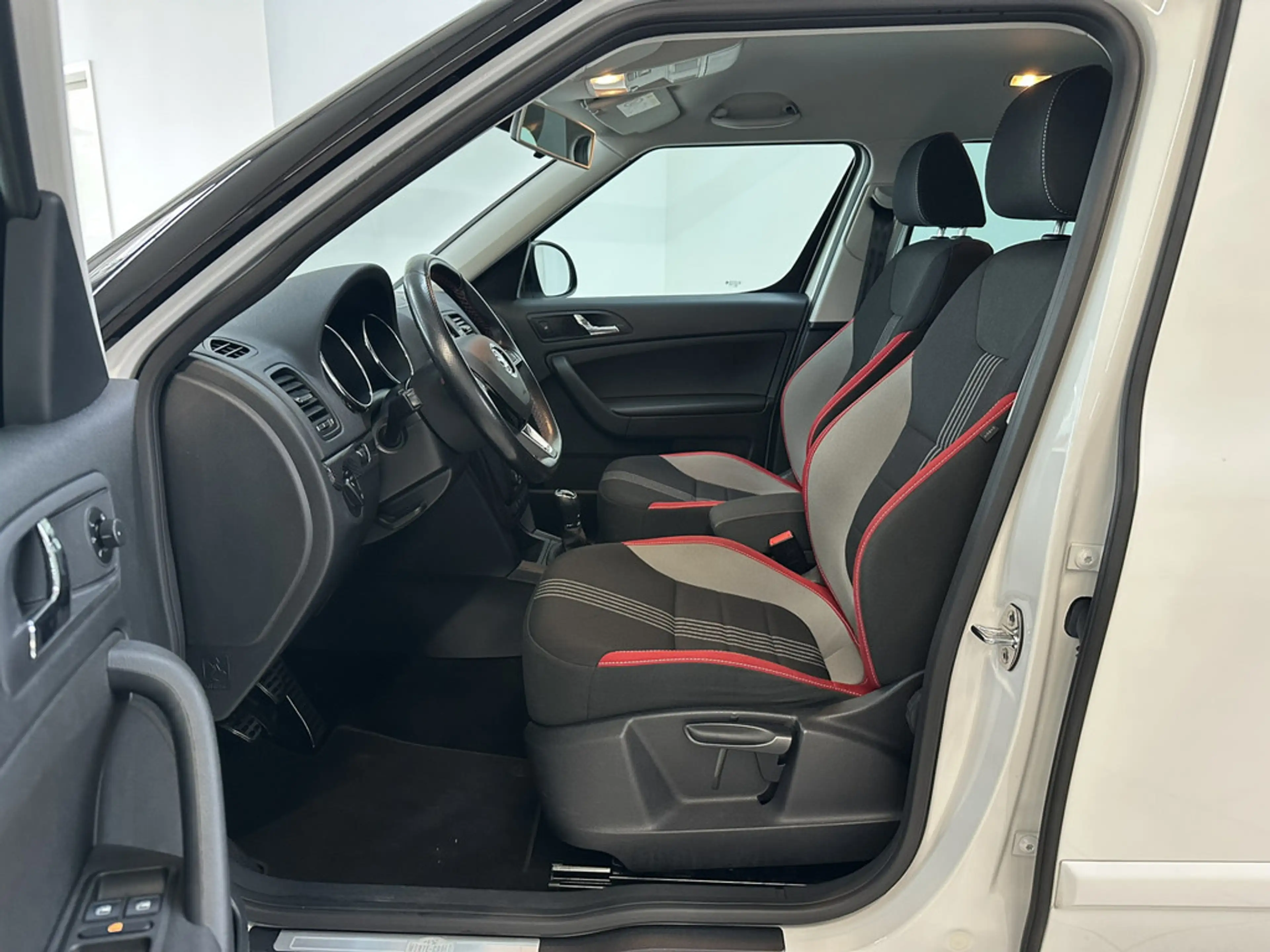 Skoda Yeti 1.2l TSI Monte Carlo KLIMA PDC SHZ XENON — photo 11