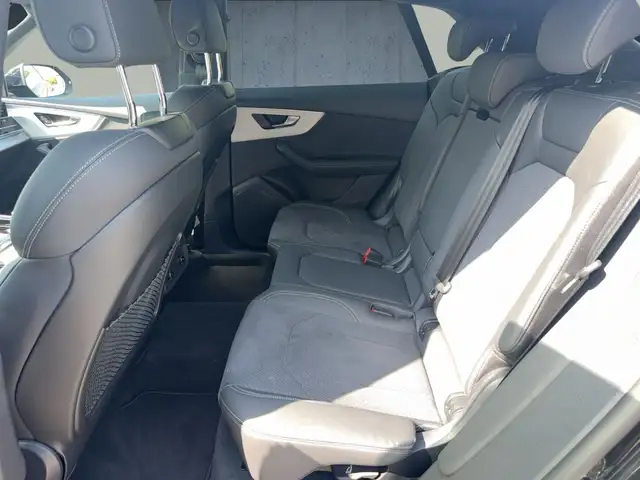 Audi Q8 view 12