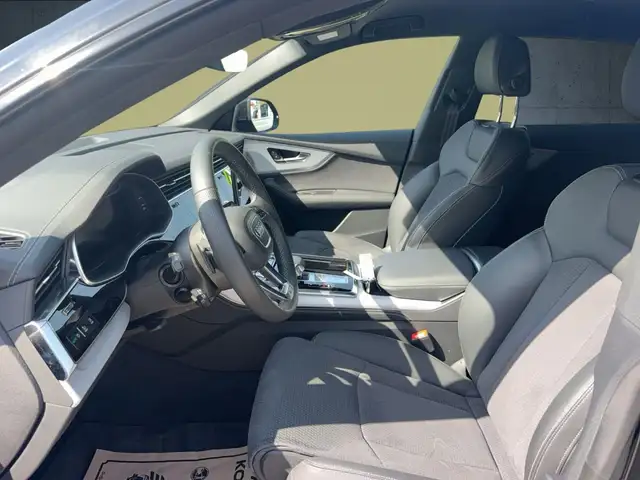 Audi Q8 view 9