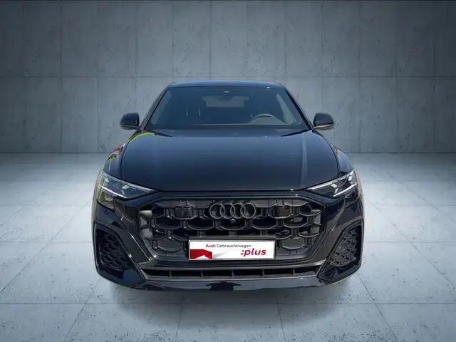 Audi Q8 view 8