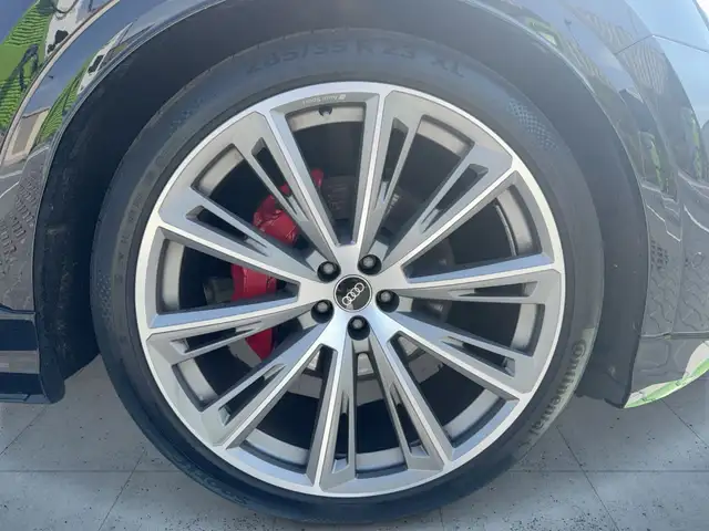 Audi Q8 view 7