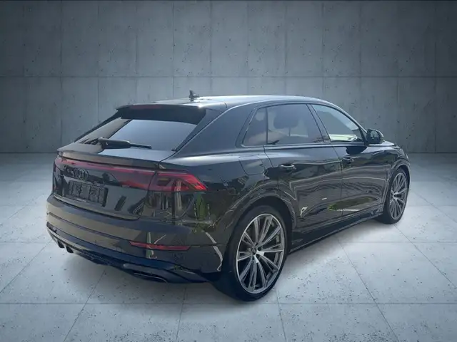Audi Q8 view 5