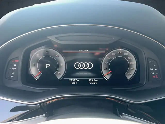 Audi Q8 view 10