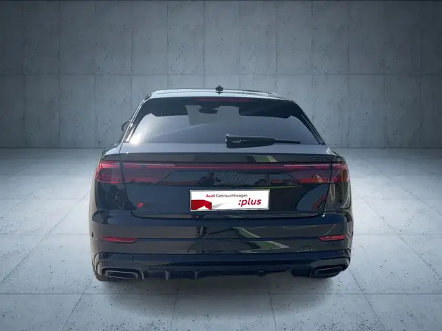 Audi Q8 view 4