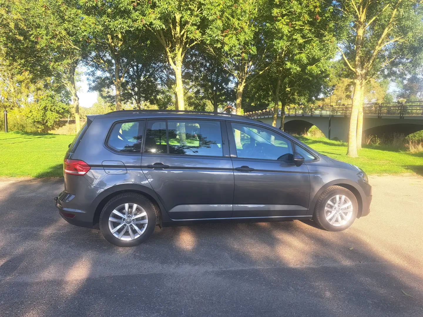 Volkswagen Touran Touran 1.2 TSI Comfortline (+ extra's) 7 personen Grijs - 2