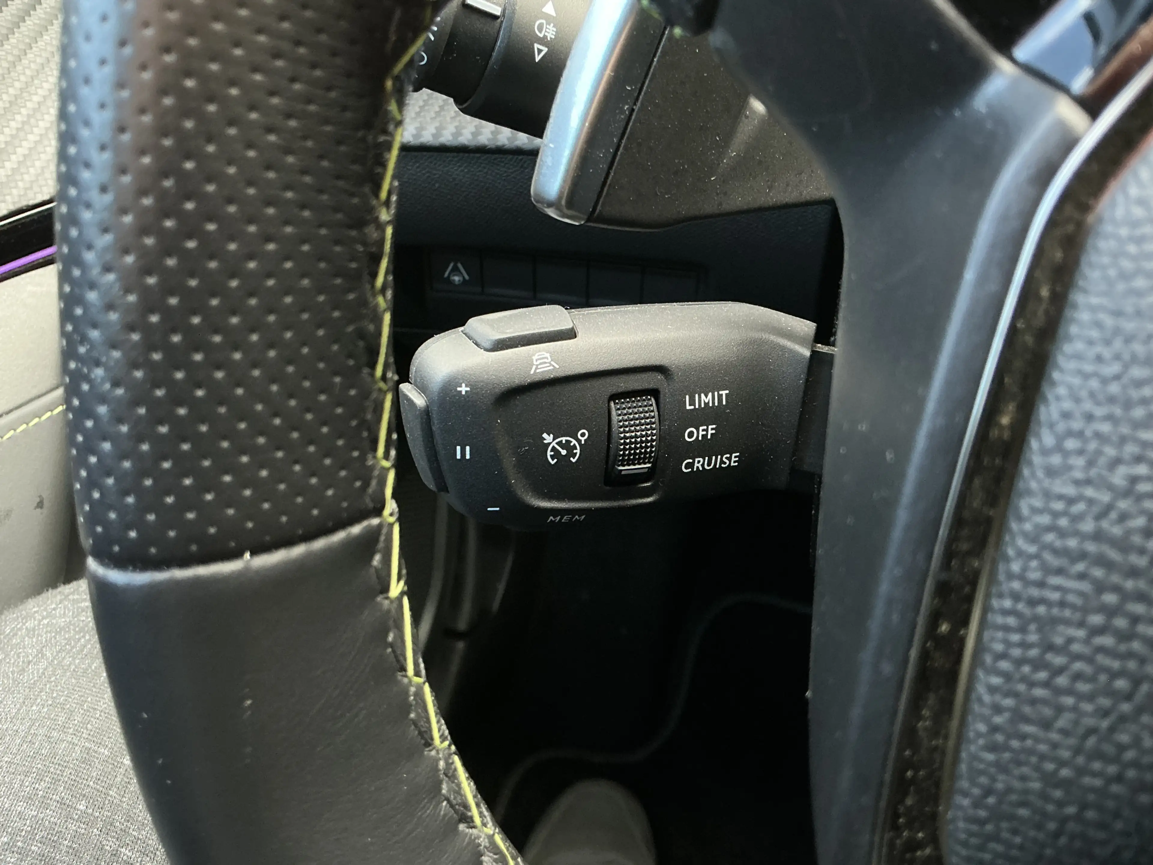 Peugeot 2008 Mild-Hybrid GT Teil-Leder 360Cam ACC LED — photo 9