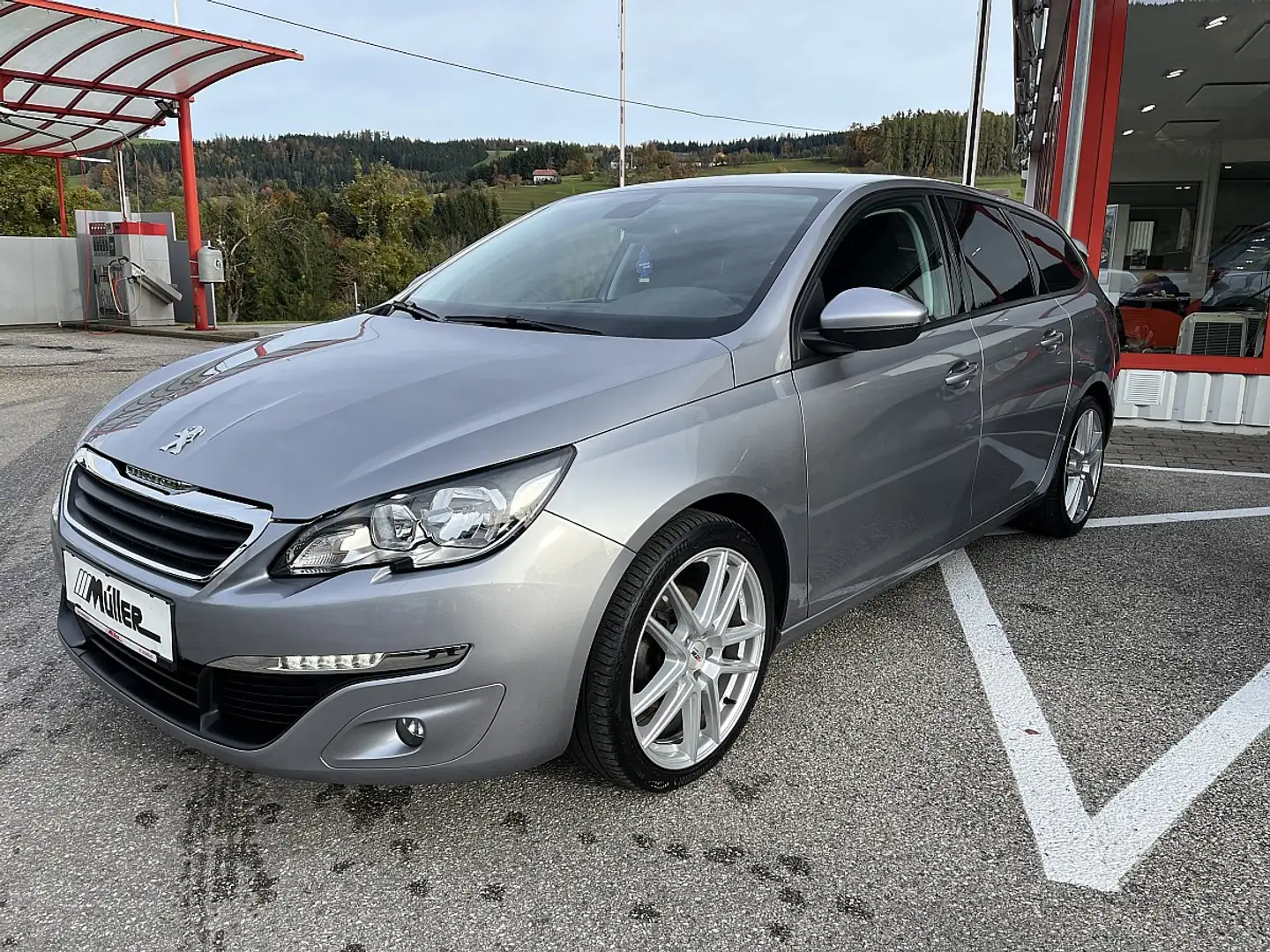Peugeot 308 SW 1,6 BlueHDi 120 S&S Business Line Aut. Silber - 1