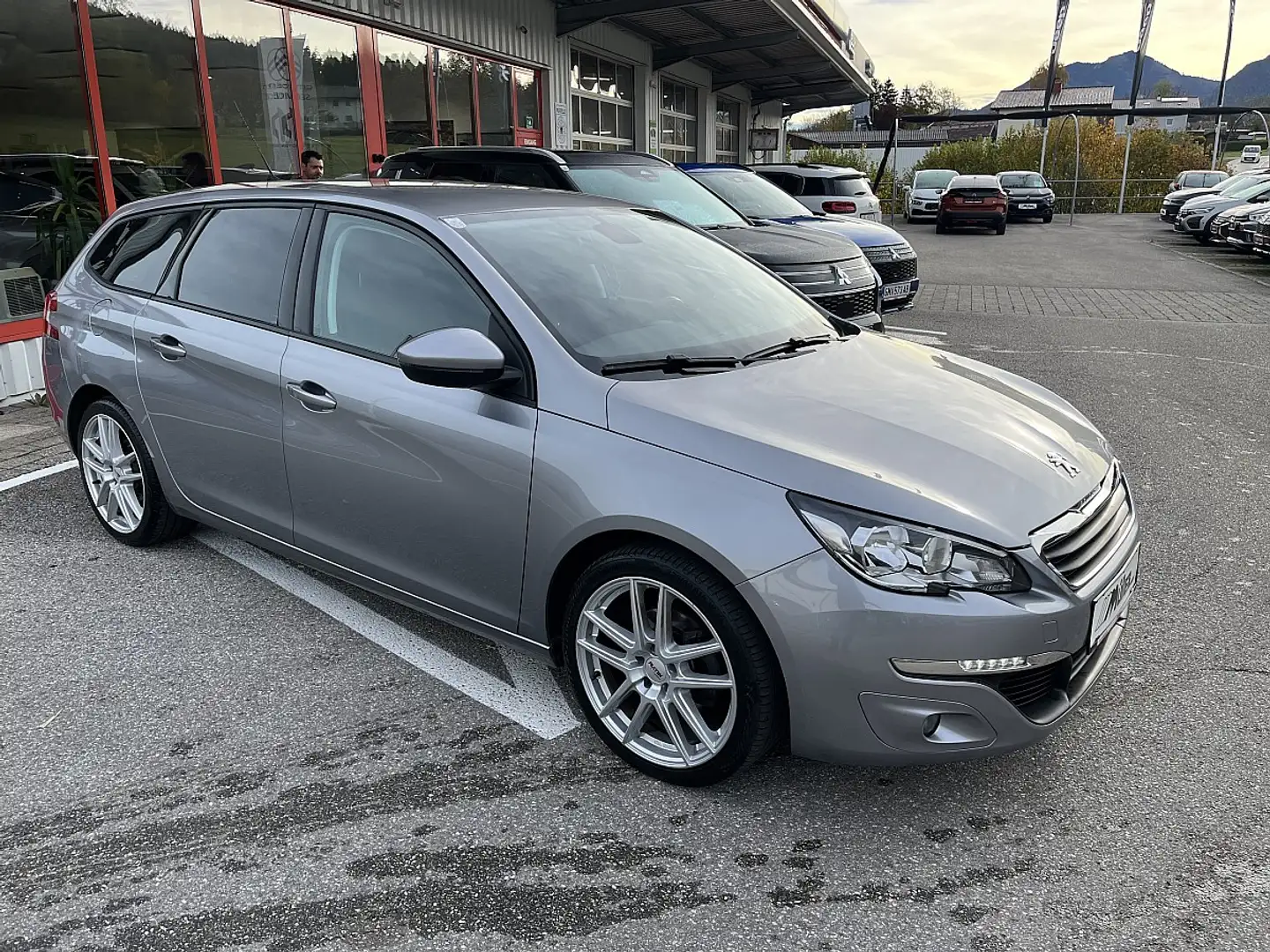 Peugeot 308 SW 1,6 BlueHDi 120 S&S Business Line Aut. Silber - 2