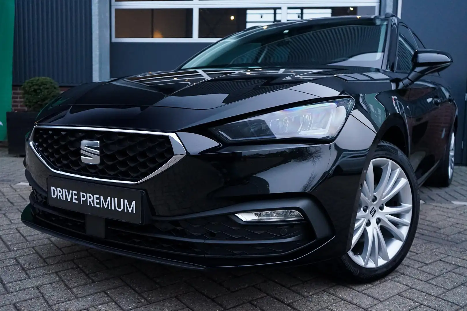 SEAT Leon Sportstourer 1.0 TSI Style Business Intense Schwarz - 2