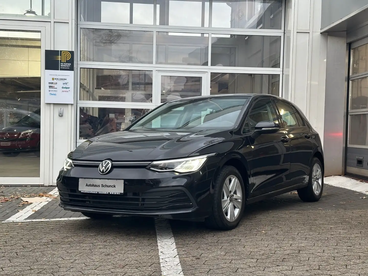 Volkswagen Golf VIII 2.0 TDI LIFE/SHZ/NAVI/PDC/VIRTUAL/AHK Schwarz - 1