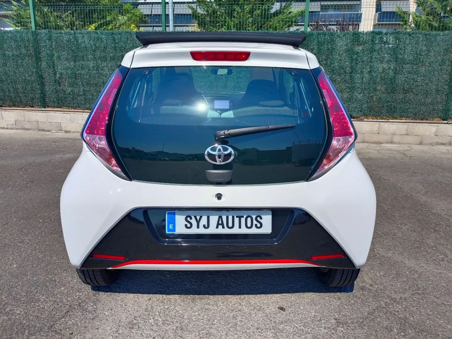 Toyota Aygo 1.0 VVT-i x-sky x-shift Weiß - 2