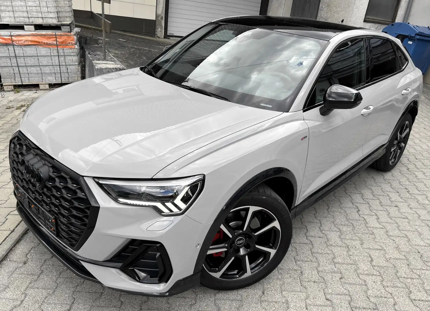 Audi Q3 Sportback 40 TFSI quattro Sline,PorscheKreide Grau - 1
