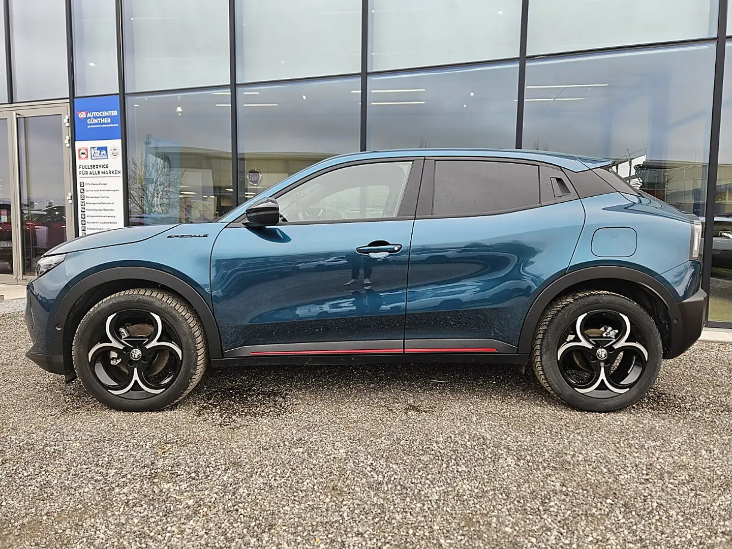 Alfa Romeo Junior Ibrida Speciale 1.2 MHEV e-DCT6 Blau - 2