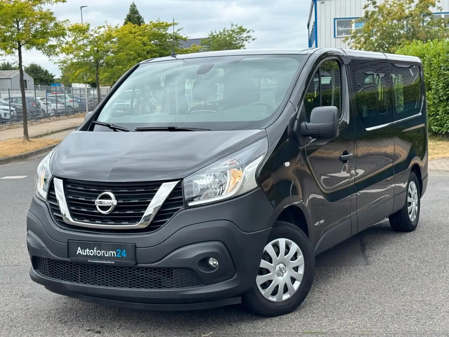 Nissan NV300 Kombi L2H1 2,9t COMFORT *9-Sitz*AHK*RFK* Schwarz - 1