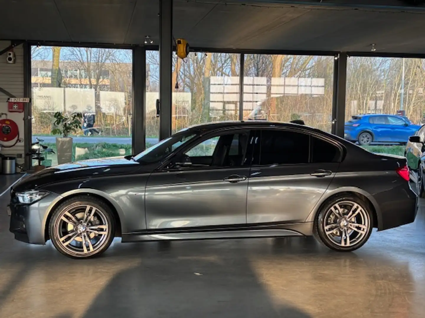 BMW 318 3-Serie (f30) 318i 136pk Aut Model M Sport Grijs - 2