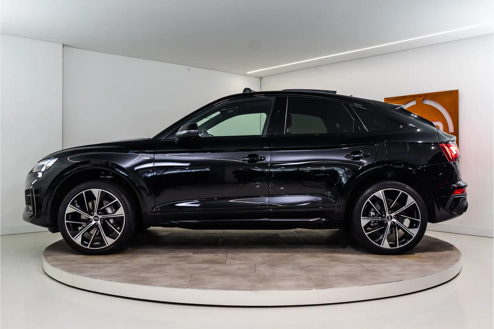 Audi Q5 Sportback 55 TFSI e S Edition Competition 367PK | Zwart - 2