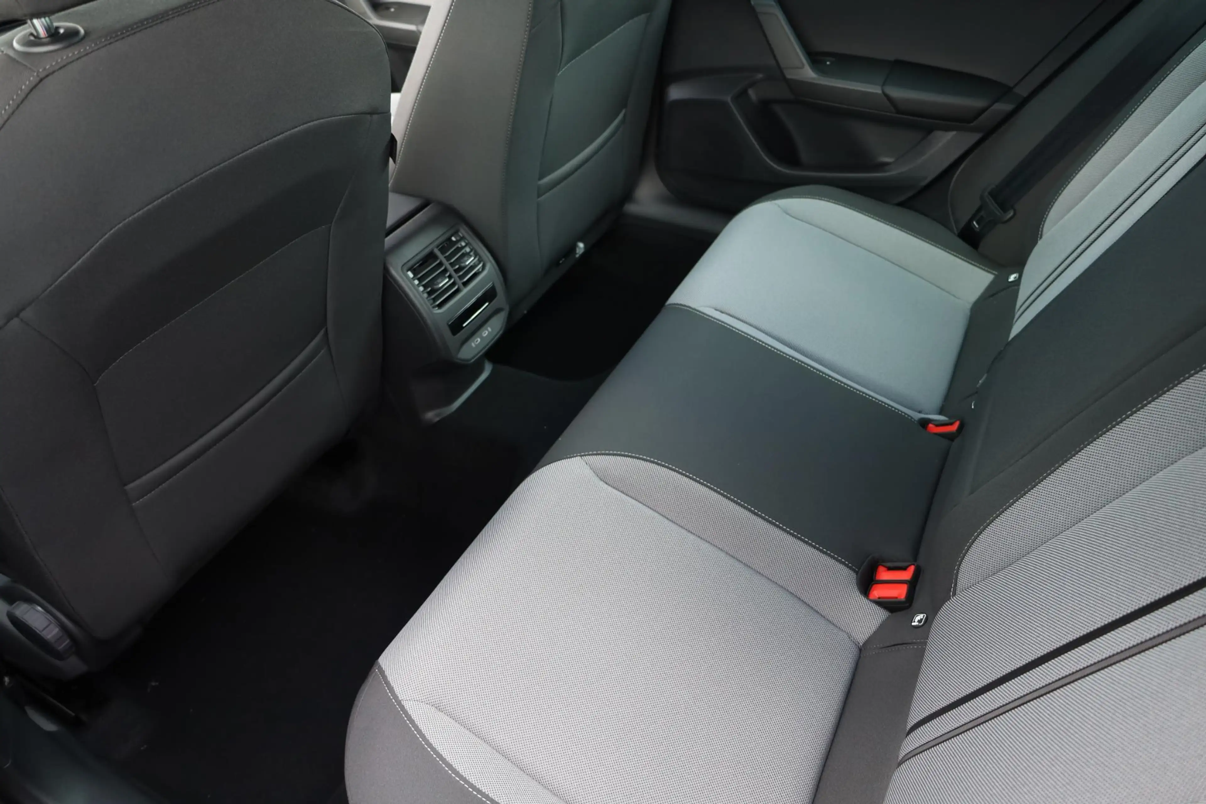 SEAT Leon e-Hybrid Sportstourer 1.5 TSI Style Business Intense 204PK — photo 40